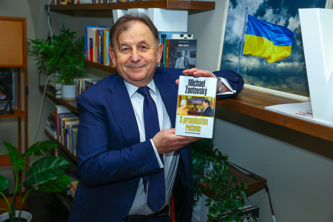 Michael-Zantovsky-s-knihou.-Foto-PROSTOR-scaled.jpg